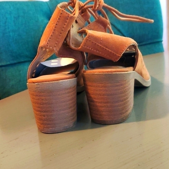 SO-  Lace Up Cut Out Block Heels Cage Sandal Brown Faux Suede Boho NEW! Sz.7 - Picture 2 of 7